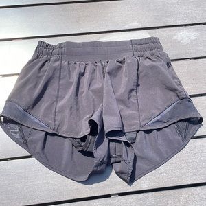 Lululemon Hotty Hot Short II *2.5" Size 6 
Black (First Release)